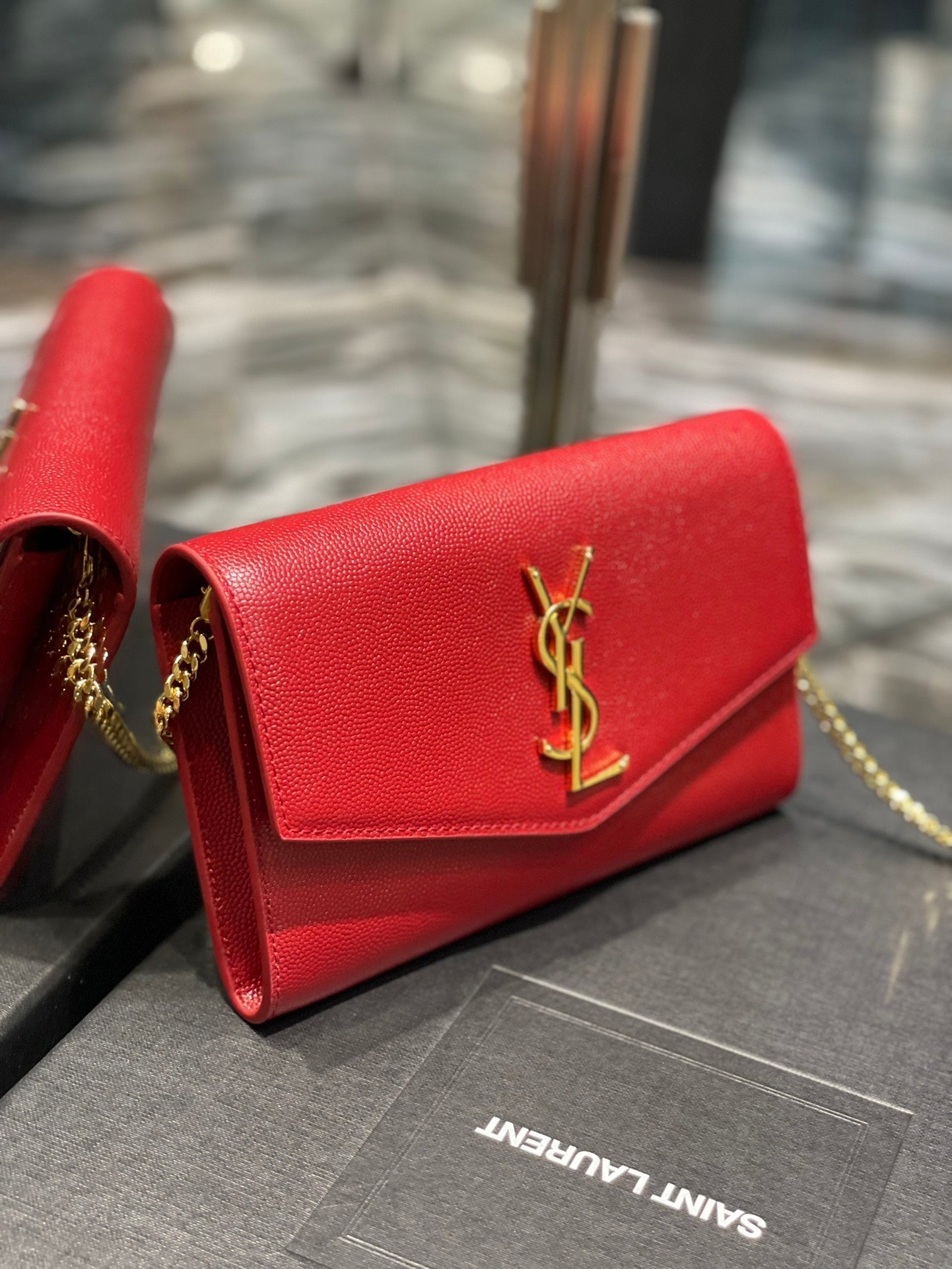 UPTOWN CHAIN WALLET 19 ROUGE CUIR GRAINÉ