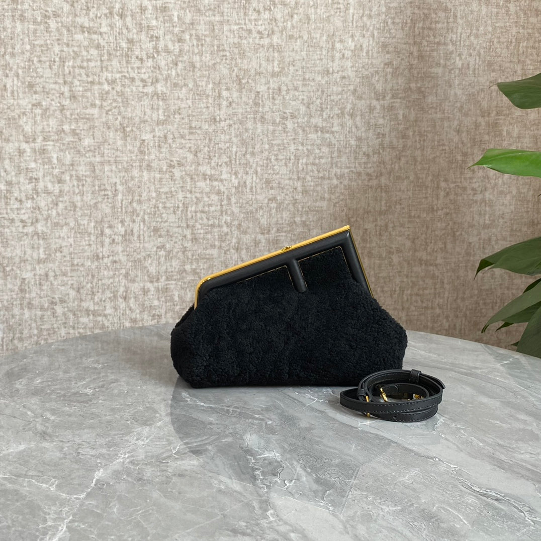 FENDI FIRST MINI 26 SAC EN LAINE NOIRE AVEC QUINCAILLERIE OR