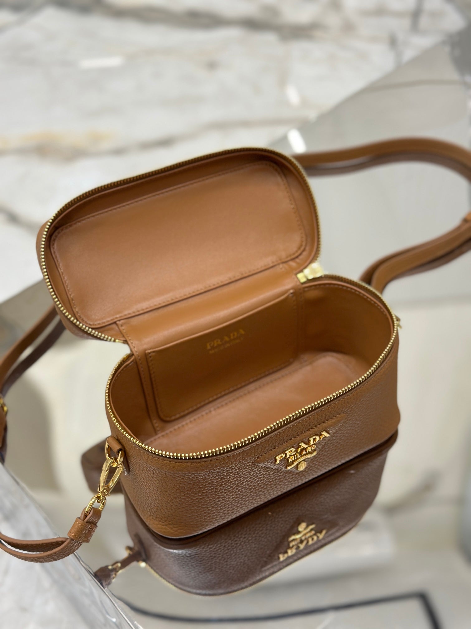 VANITY CASE 18 EN cuir veau grainé marron rouille quincaillerie or