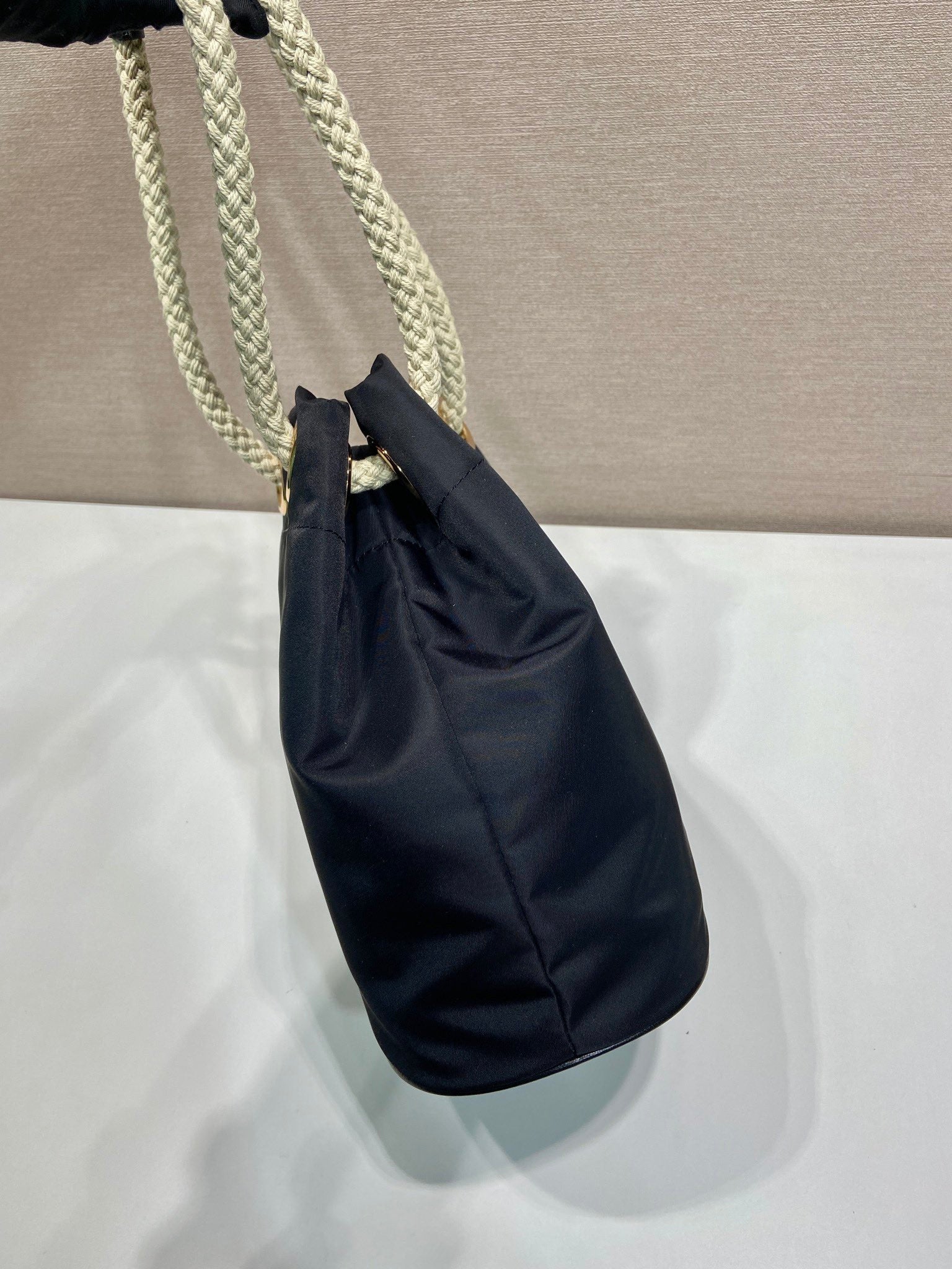 BUCKET BAG 28 IN Noir RE-NYLON Doré LOGO