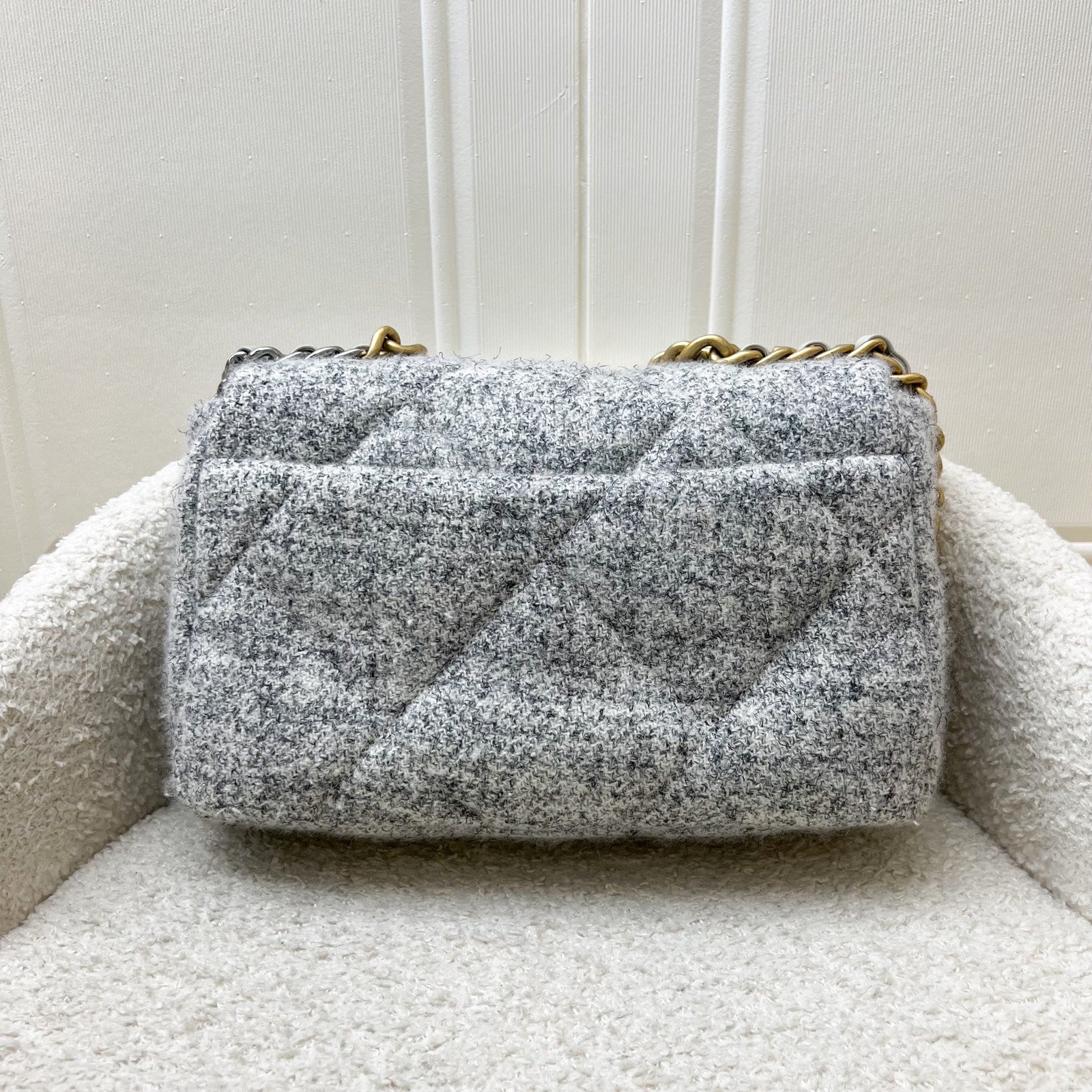 Chanel 19 Small Flap Bag en tweed gris clair et quincaillerie 3 tons
