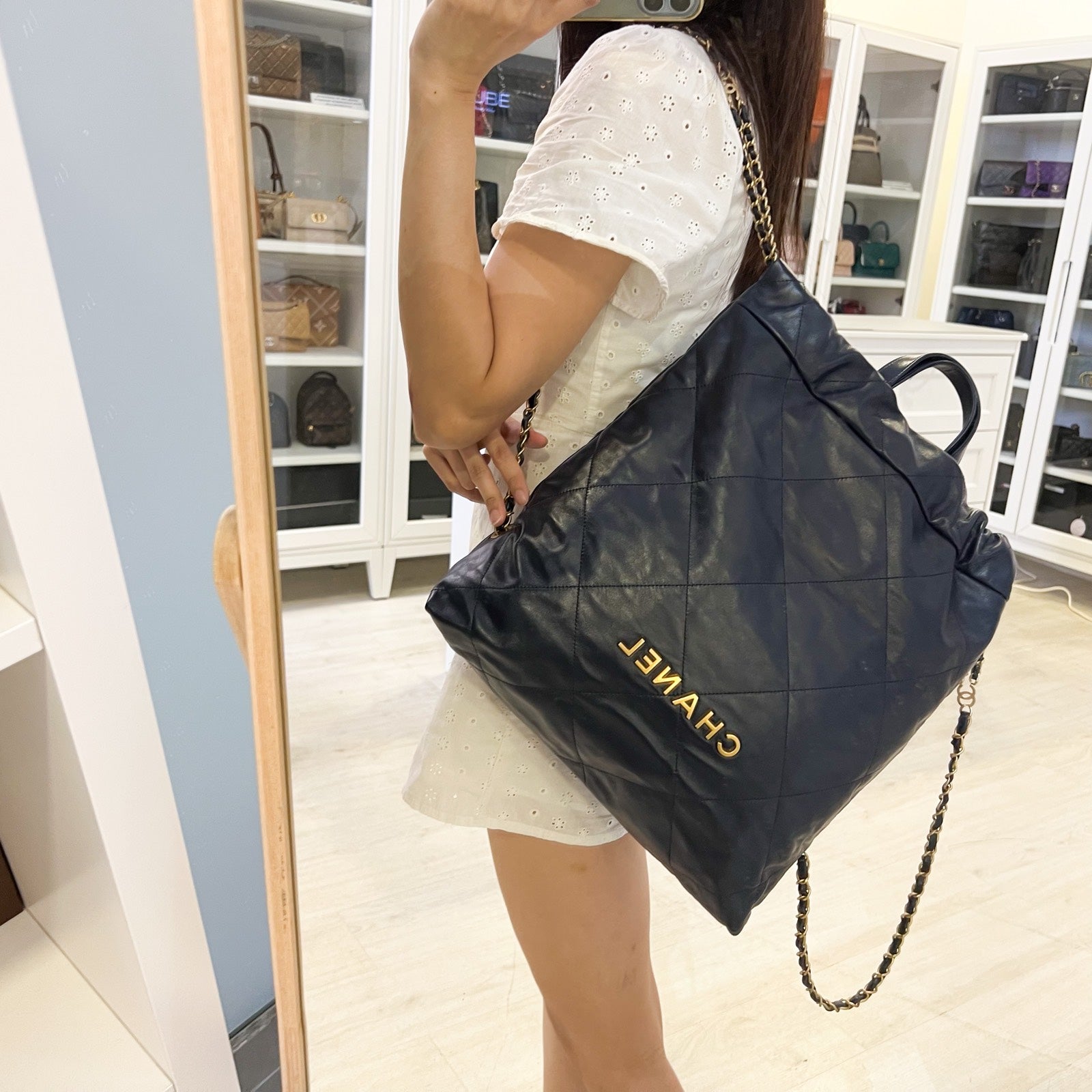 Chanel Grand sac à dos 22 en veau verni bleu marine 22S et AGHW