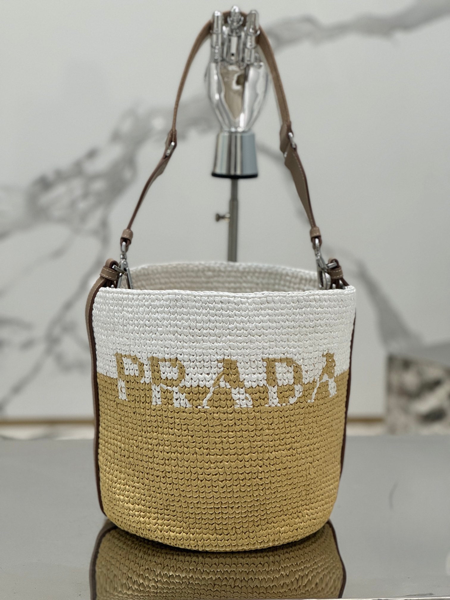 BUCKET BAG 25 IN Blanc MIX Beige RAFFIA AND Marron Cuir de veau HANDLE