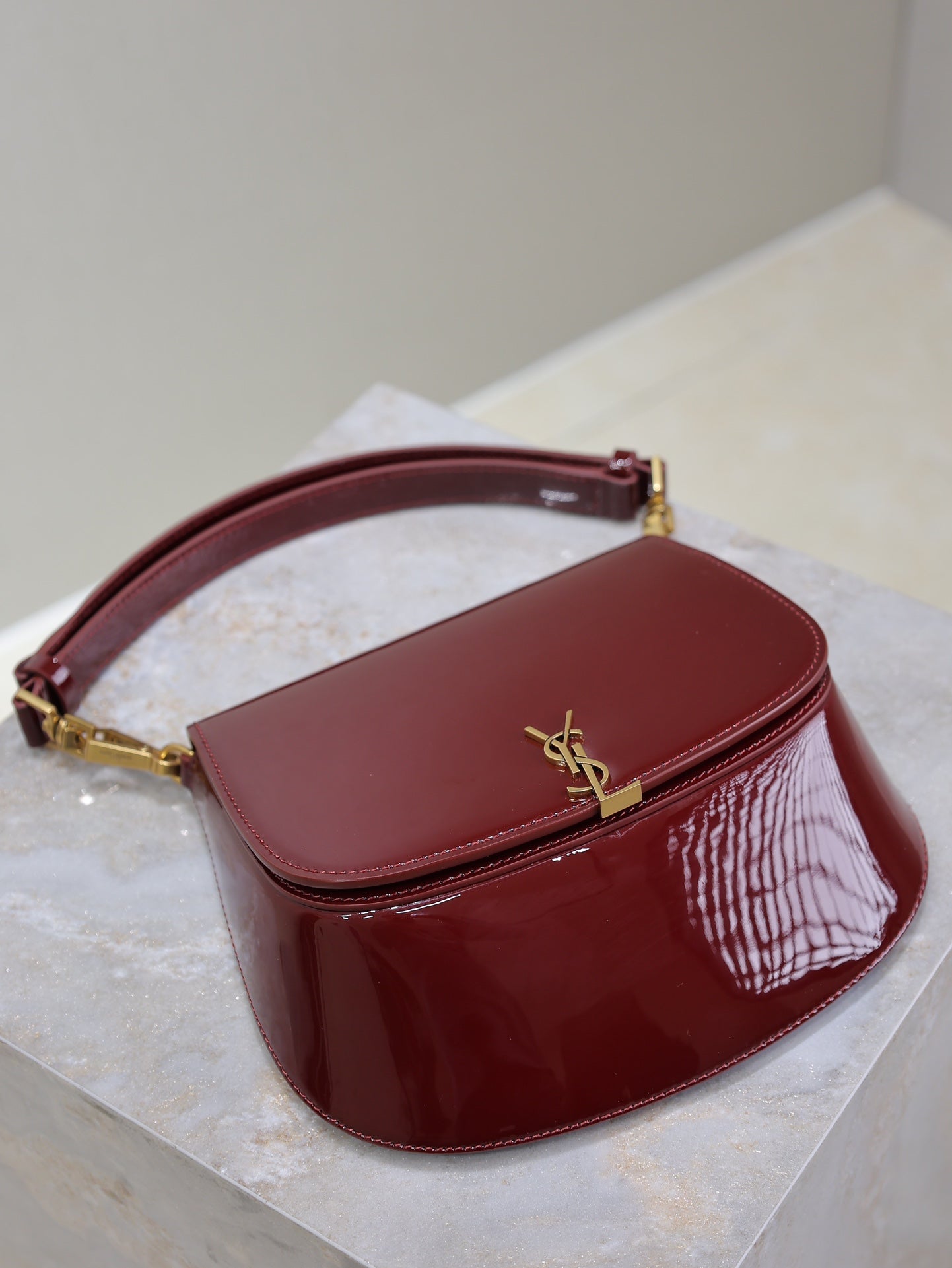 VOLTAIRE SADDLE BAG 21 EN VEAU VERNI BORDEAUX